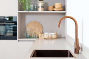 Lanesto keukenkraan Copper met energie besparende Ecostart in een lichte moderne keuken