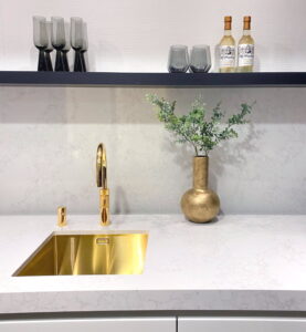 Quooker Fusion Gold kokend waterkraan in een stijlvolle moderne keuken