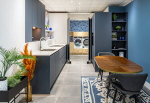 Moderne blauwe keuken met inbouw deuren naar de bijkeuken