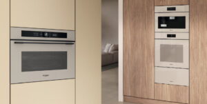 Keukentrends 2025 kleuren keukenapparatuur: Whirlpool Urban Beige inbouw magnetron en Miele Pearl Beige ArtLine inbouw apparatuur: (stoom/combi) ovens, wijnkoelkast en koffiemachine