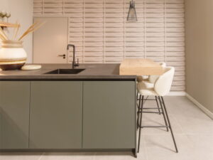 Groen kookeiland met bar in Japandi stijl en beige 3D behang