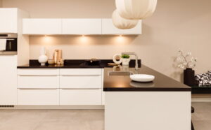 Witte moderne keuken met bar en Japandi stijl accessoires